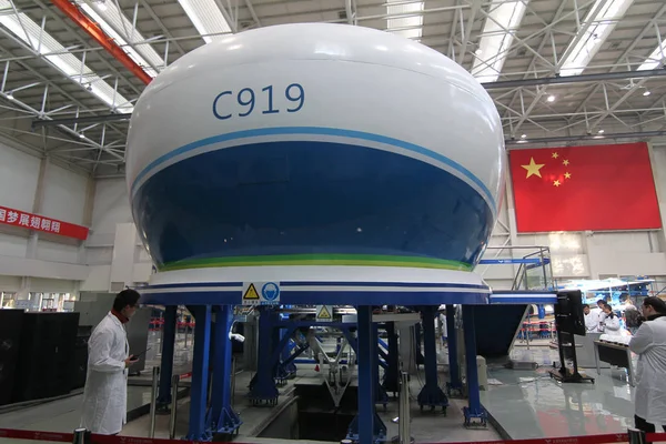 Ingenieros Chinos Examinan Plataforma Pruebas Para Chinas C919 Jumbo Jet —  Fotos de Stock