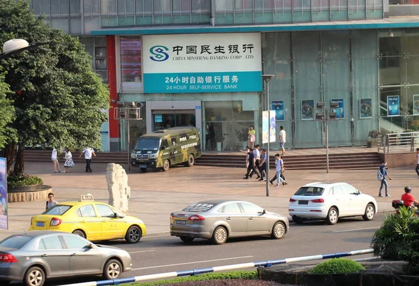 歩行者は 中国のミンシェン銀行株式会社の支店を通り過ぎる 2013年6月28日 — ストック写真