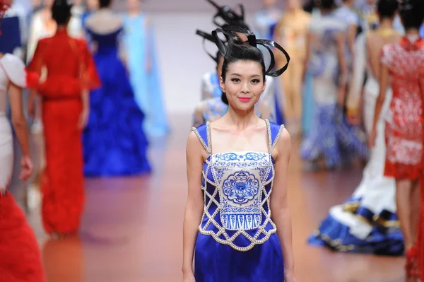 モデルは 2013 中国北京で中国国際ロンドンファッションウィークの春 2014年中 タイガー ファッションショーの新しい創造を表示します — ストック写真