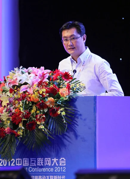 腾讯控股有限公司董事长兼 Ceo 小马在2012年9月11日于中国北京举行的2012年中国互联网大会上发表演讲 — 图库照片