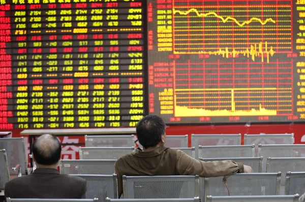 Gli Investitori Cinesi Guardano Indice Azionario Prezzi Delle Azioni Rosso — Foto Stock