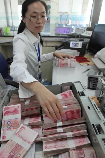 Китайський Чиновник Підраховує Юанів Єни Відділенні Селянського Комерційного Банку Ganyu — стокове фото