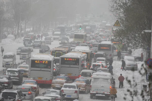 Masser Kjøretøyer Beveger Seg Sakte Trafikkork Snøstorm Harbin Nordøst Provinsen – stockfoto