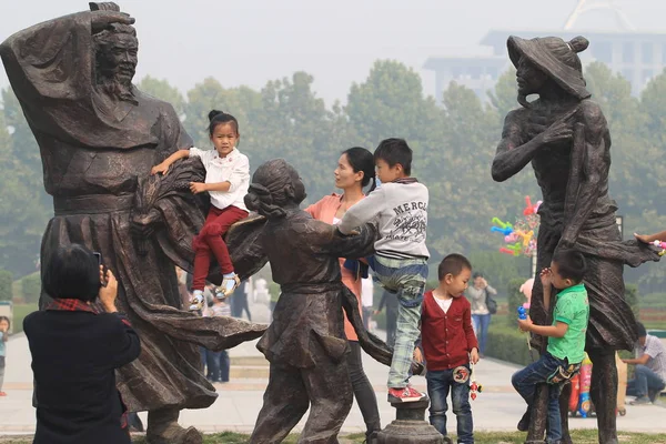 Niños Chinos Pequeños Sientan Esculturas Para Tomar Fotos Parque Xuchang — Foto de Stock