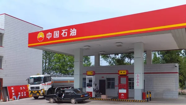 Automóviles Están Siendo Repostados Una Gasolinera Cnpc China National Petroleum —  Fotos de Stock