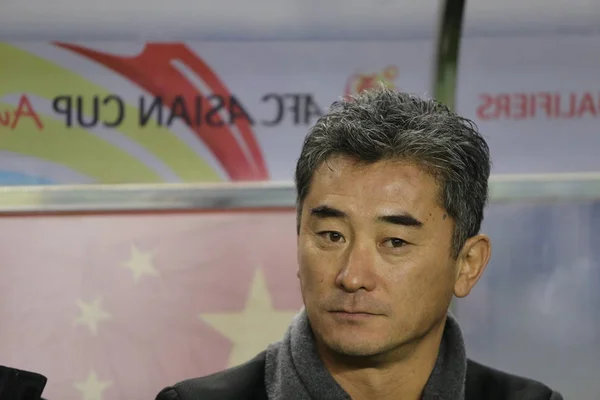 Amtierender Cheftrainer Von China Beobachtet Während Des Gruppenspiels Der Afc — Stockfoto