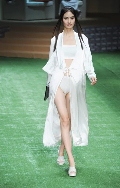 Mannequin Présente Une Nouvelle Création Défilé Bin Lors Fashion Week — Photo