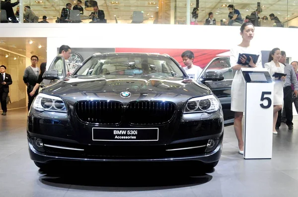 Visitors Look Bmw 530I 15Th Shanghai International Automobile Industry Exhibition — Stock Photo, Image