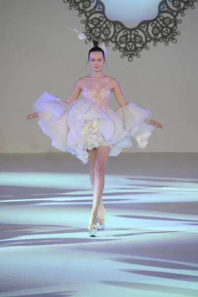 Model Wyświetla Nowe Stworzenie Sieci Lan Pokaz Mody Podczas Shanghai — Zdjęcie stockowe