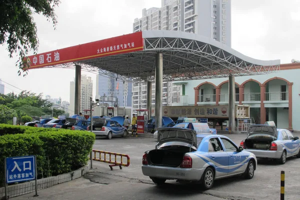 2013年8月29日 中国南部海南省海口市のペトロチナの親会社 Cnpc 中国国家石油公社 のガソリンスタンドに燃料補給される車が並んでいる — ストック写真