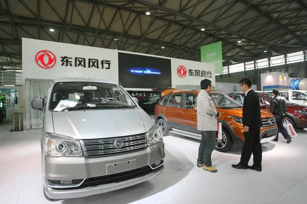 2013年11月7日 在中国上海举行的第15届中国国际工业博览会上 参观者将目光投向东风汽车 — 图库照片
