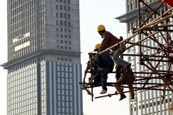 Chińscy Robotnicy Patrzą Nowe Budynki Komercyjne Budowie Rusztowaniach Mieście Nantong — Zdjęcie stockowe