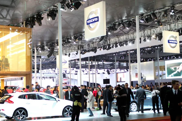 Pessoas Visitam Estande Volvo Durante Exposição Internacional Indústria Automóvel Xangai — Fotografia de Stock