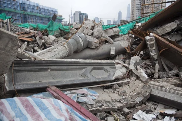 2012年2月1日 上海の旧正月休み中に2つの歴史的建造物が平らになった破片の眺め — ストック写真