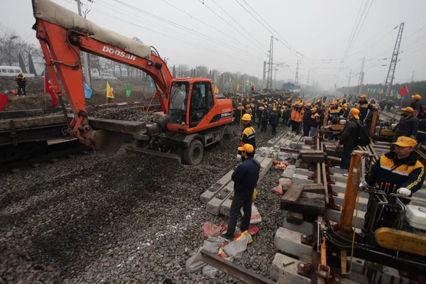 Trabajadores Chinos Trabajan Ferrocarril Ciudad Xian Noroeste Provincia Chinas Shaanxi — Foto de Stock