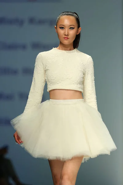 モデルは 2013 上海に上海ロンドンファッションウィークの春 2014 年中にビューのファッションショーで新しい創造を表示します — ストック写真