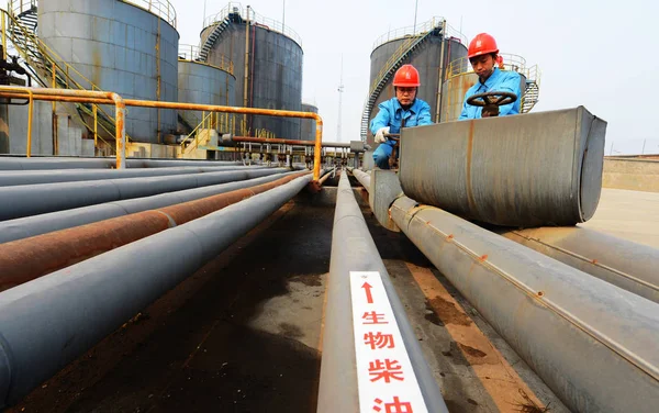 2013年3月15日 中国工人在中石化石家庄炼油化工公司生物柴油实验基地操作炼油设备 — 图库照片