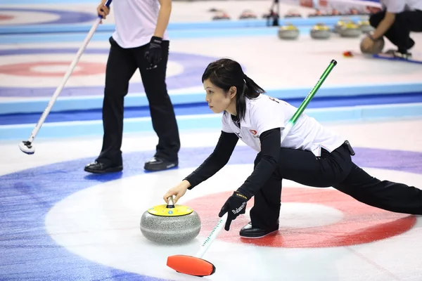 2013年11月16日 在中国上海举行的2013年太平洋 亚洲冰壶锦标赛期间 日本的 Yumie Funayama 准备在与新西兰的第七轮女子比赛中发行一块石头 — 图库照片
