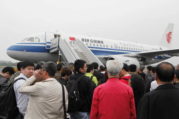 Pasajeros Abordan Avión Air China Aeropuerto Internacional Shanghai Pudong Shanghai — Foto de Stock