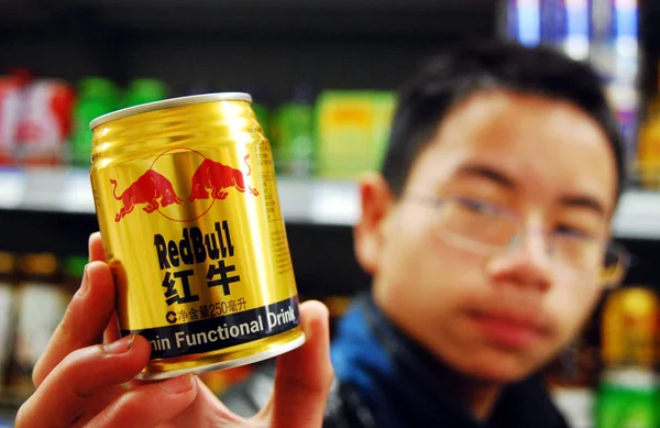 Cliente Compra Una Lata Bebida Energética Red Bull Supermercado Ciudad —  Fotos de Stock