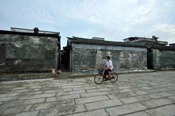 Kerékpáros Túrák Múlt Kaiping Diaolou Házak Egy Faluban Kaiping Jiangmen — Stock Fotó