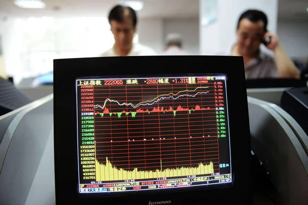 中国の投資家が株式や株価指数 2013 日東中国山東省の青島市で証券家での価格を見てください — ストック写真