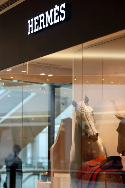 Клиент Проходит Мимо Магазина Hermes Торговом Центре Шанхае Китай Февраля — стоковое фото