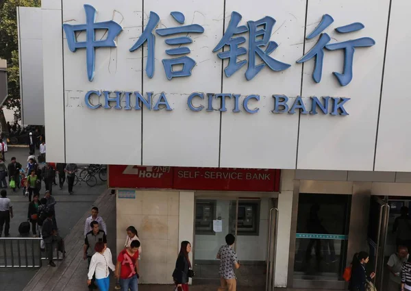 Gyalogosok Járni Elmúlt Fióktelepe Kínai Citic Bank Xuchang Közép Chinas — Stock Fotó