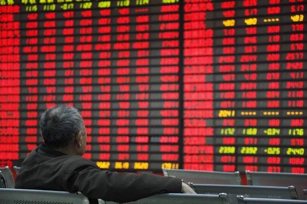 Investor Cina Melihat Harga Saham Merah Untuk Kenaikan Harga Sebuah — Stok Foto