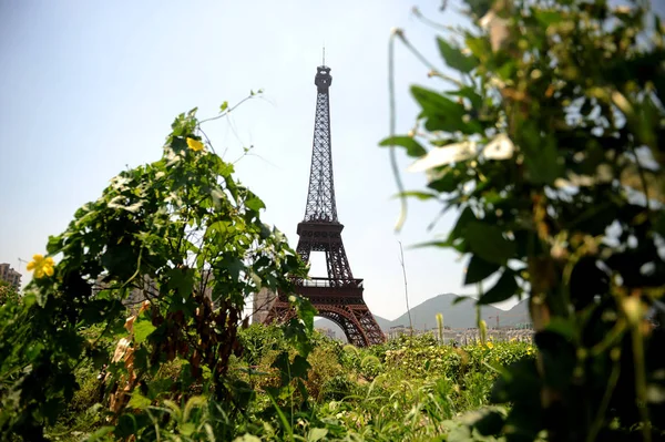 Half Sized Copy Eiffel Tower Pictured Tianducheng Small Chinese Community — Stock Photo, Image