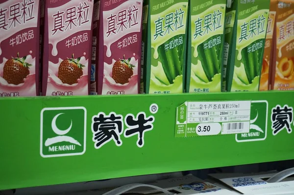 2013年6月18日 北京のスーパーマーケットで販売されているメンニュフルーツミルクドリンクの箱 — ストック写真