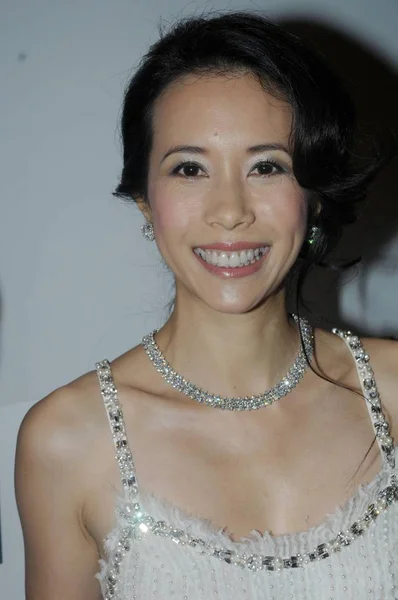 香港歌手兼女演员莫凯伦在2013年9月28日抵达中国上海举行的2013年环球小姐中国决赛时微笑 — 图库照片