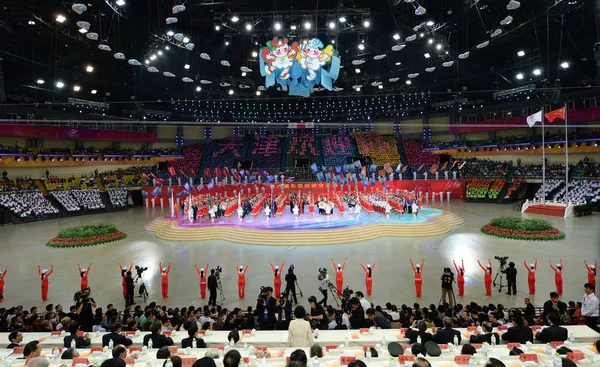 2013年10月6日在中国天津体育馆举行的2013年第六届东亚运动会开幕式概况 — 图库照片