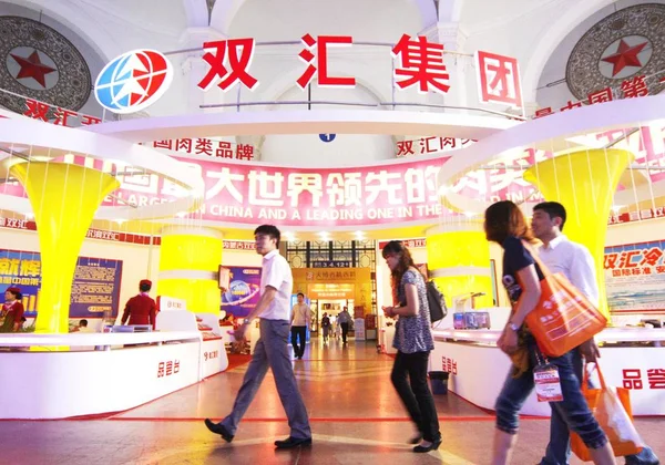 2010年6月30日 在中国北京举行的国际肉类工业展览会上 人们走过双汇集团的展台 — 图库照片