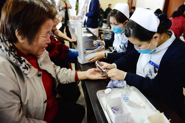 Kinesisk Sjuksköterska Använder Glukometer För Att Testa Blodsocker Nivån Hos — Stockfoto