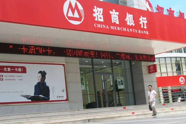 Peatón Pasa Por Una Sucursal Del Banco Comerciantes China Cmb — Foto de Stock