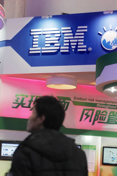 File Visitor Walks Stand Ibm Exhibition Beijing China December 2012 — стоковое фото