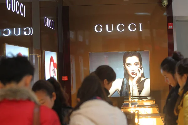 Clientes Chinos Compran Artículos Lujo Una Tienda Gucci Ciudad Nantong — Foto de Stock