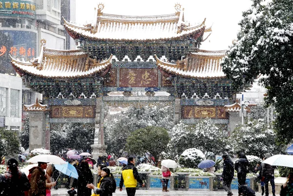 Los Turistas Visitan Plaza Jinmabiji Nieve Intensa Ciudad Kunming Suroeste — Foto de Stock