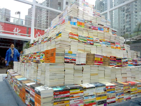 Worlds Biggest Book Tower Made 236 Books Which Set Guinness — Stock Photo, Image