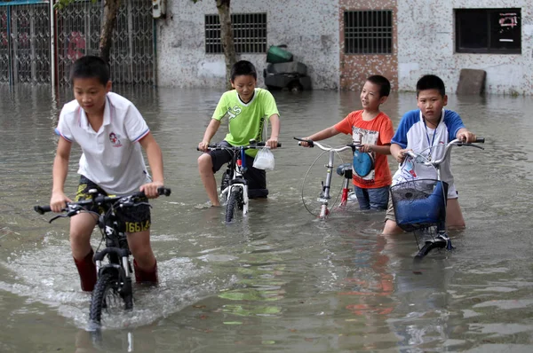 Des Enfants Chinois Roulent Dans Une Rue Inondée Après Que — Photo