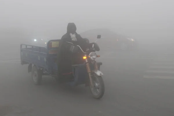 Hombre Conduce Triciclo Una Carretera Con Mucho Smog Condado Wenxian — Foto de Stock