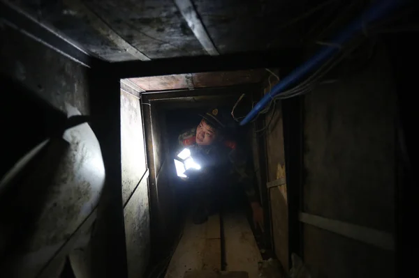 Een Chinese Paramilitaire Politie Inspecteert Een Smokkel Tunnel Die Guangdong — Stockfoto