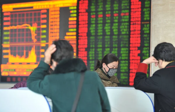 Chinese Investeerders Kijken Naar Prijzen Van Aandelen Rood Voor Prijs — Stockfoto