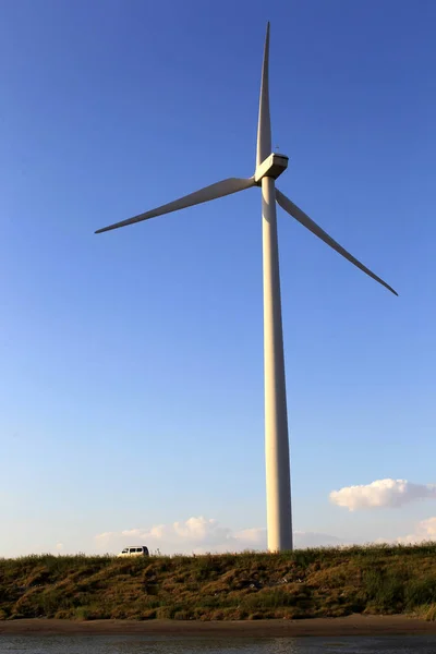 2011年9月21日 中国東部江蘇省南通の風力発電所で風力タービンが見られる — ストック写真