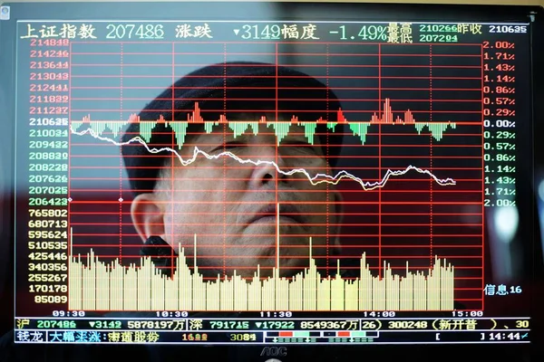 このマルチ露出画像では 中国の投資家は青島市 東中国山東省 月2013の株式仲買家で上海総合指数を見ます — ストック写真