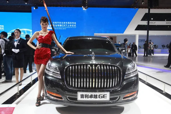 Modelo Posa Com Geely Durante 12Th Beijing International Automotive Exhibition — Fotografia de Stock