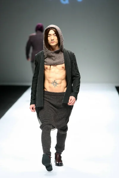 モデル提示 May 冬コレクション上海ファッションウィーク期間中に中国 上海市に 2012 日から作成 — ストック写真