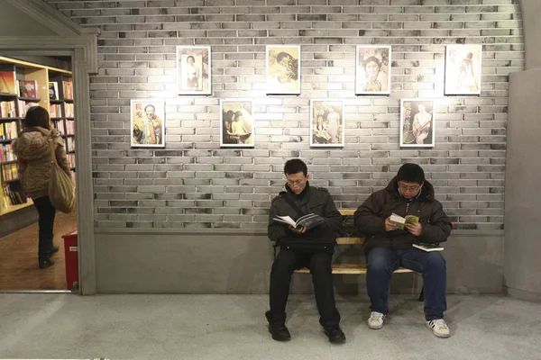 Müşteriler Şangay Fuzhou Road Popüler Bookmall Bir Şubesinde Görülür Çin — Stok fotoğraf