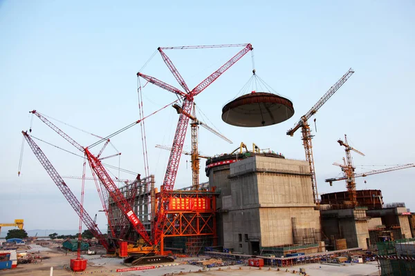 Kupol Håller Att Hissas Inneslutning Struktur För Reaktor Fangchenggang Kärnkraftverk — Stockfoto